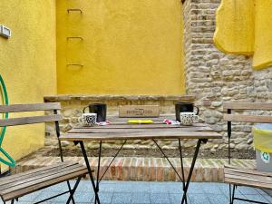 帕尔马Luxury Home in Centro Da Marghe by Revenue House的黄色墙前的木桌