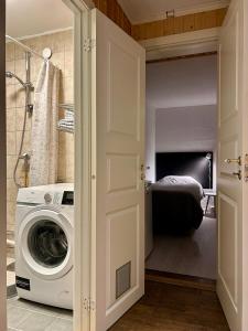 特隆赫姆Simple room的卧室浴室内的洗衣机和烘干机