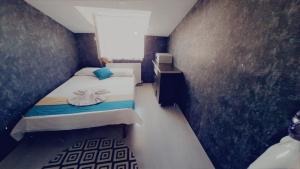 伊斯坦布尔GÜL APART SUİT的小房间设有床和窗户