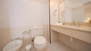 埃斯特角城Bagu Villa de Mar的白色的浴室设有卫生间和水槽。