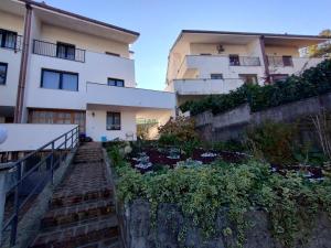 穆贾La Casa Veneta - Hostel的公寓大楼前方设有花园