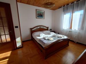 穆贾La Casa Veneta - Hostel的卧室位于客房的角落,配有一张床