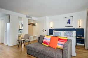 格拉纳达Apartamentos Luna Suites Granada的客厅配有床和沙发