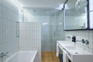 格拉纳达Apartamentos Luna Suites Granada的白色的浴室设有2个盥洗盆和淋浴。