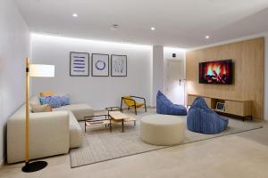 格拉纳达Apartamentos Luna Suites Granada的客厅配有沙发和蓝色椅子