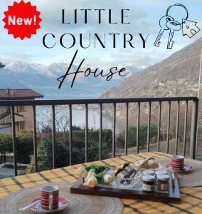 贝拉诺Little Country House的阳台上的桌子享有小乡间别墅的景色