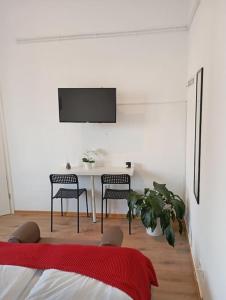 科布伦茨Apartment Koblenz nähe Uni und BWZK的白色的客房配有桌椅和电视。