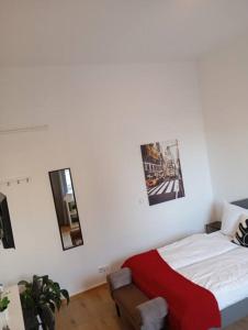 科布伦茨Apartment Koblenz nähe Uni und BWZK的卧室配有一张床,墙上挂有两张照片