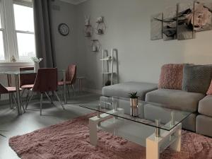 柯科迪Captivating 2-Bed Apartment in Kirkcaldy的客厅配有沙发和桌子