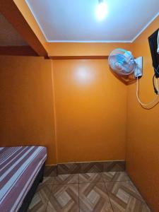 阿里卡Hostal Arica 2的客房设有一张床和墙上的风扇