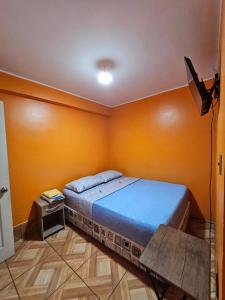 阿里卡Hostal Arica 2的一间卧室配有一张床和一张桌子