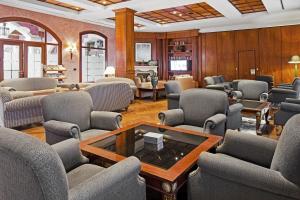 卡勒达德福斯特Elba Palace Golf Boutique Hotel - Adults Only的一间设有椅子和桌子的等候室