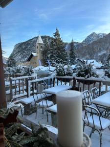 克拉维埃Hotel Ristorante Il Principe的一组雪覆盖的桌椅