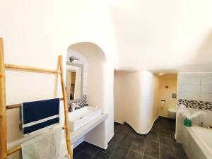 卡特瑞杜斯Dream Home- Santorini Cave House的一间带水槽和镜子的浴室