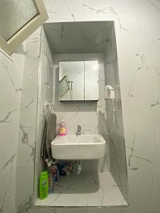 地拉那Guest House Laci的白色的浴室设有水槽和镜子