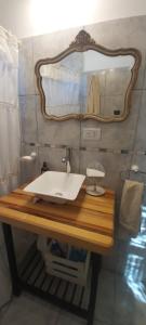 ToayCuesta pampa casa de campo的一间带水槽和镜子的浴室