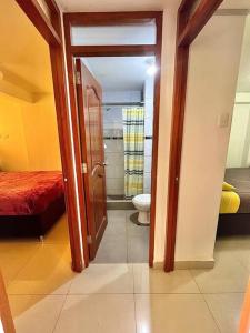 库斯科Apartamento en Cusco, Perú.的客房设有带卫生间的浴室和卧室。