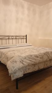 Prati di TivoLa Tana del Capriolo的卧室配有带白色棉被的床
