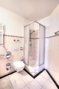 美因河畔法兰克福法兰克福市展览中心喜马拉雅酒店的带淋浴和卫生间的浴室