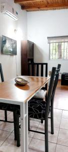 Las HerasDEPARTAMENTO COMPLETO 4 Pers Mza的餐桌、黑色椅子和木桌