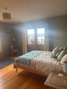 巴利纳莫尔Fern Lodge. Drumcoura Lake Resort,的一间卧室设有一张床和一个窗口