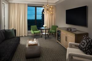 休斯顿Hotel ZaZa Houston Memorial City的带沙发和平面电视的客厅