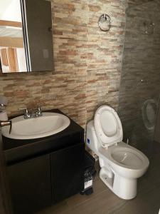 TurbacoCasa finca cerca de cartagena的浴室配有白色卫生间和盥洗盆。