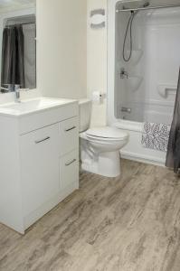 Kirkland LakeProspectors Inn的白色的浴室设有卫生间和淋浴。