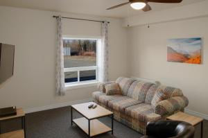 Kirkland LakeProspectors Inn的带沙发和窗户的客厅