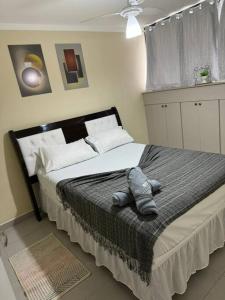 瓜鲁柳斯Apto aconchegante cecapGuarulhos的一间卧室配有一张大床和毛巾