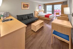萨卡特卡斯萨卡特卡斯城市快捷酒店的客厅配有沙发和1张床