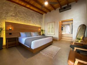 瓜达鲁佩镇MYA Hotel Boutique的一间卧室设有一张大床和一个窗户。