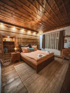莱什顿Кътче的一间卧室设有一张床和木制天花板