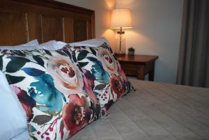 布罗姆湖AUBERGE Knowlton的一张床上,上面有五颜六色的毯子,上面有灯