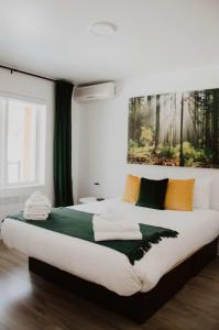 梅戈格Suite 205 - Destination Mont-Orford的一间卧室配有一张大床和毛巾