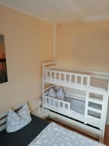 马尔欣Eichis Landliebe的卧室配有白色双层床。