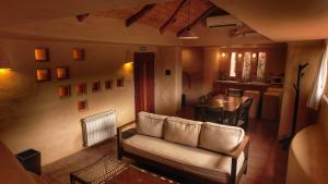 普尔马马尔卡科罗拉多洛精品露营酒店的客厅配有沙发和桌子