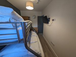 阿什顿-因马克菲尔德Station Apartments的小型客房配有双层床,提供1张双层床。