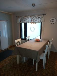 索特Ainola 2的一间带桌椅和窗户的用餐室