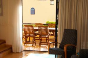 梅罗那瑞斯Villa Bahia Meloneras的一间带桌椅的房间和一个阳台
