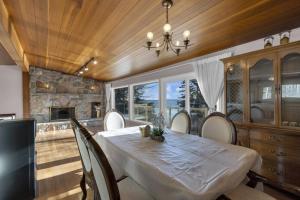 巴里Stunning 4BR Cottage with Lake View的一间带桌椅和壁炉的用餐室