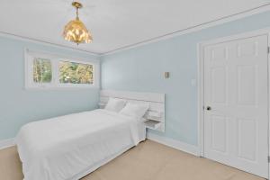 巴里Stunning 4BR Cottage with Lake View的白色的卧室设有床和窗户
