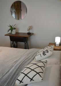 波热加Apartment Ematours的一间卧室配有一张带镜子和桌子的床