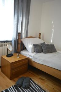 波热加Apartment Ematours的一间卧室配有两张床、镜子和桌子