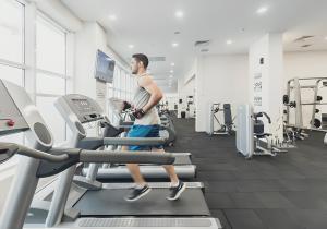 斯科普里Horizon Grey Apartment & Spa的一个人在健身房跑步机上行走