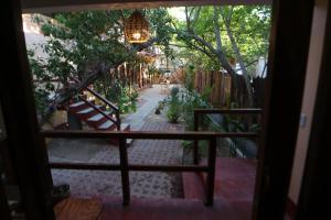 马祖特Casa AVA的享有带桌椅的庭院的景色。