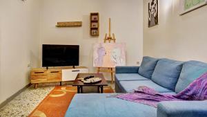 KynopiástaiSofi-Art House的客厅配有蓝色的沙发和电视