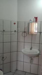 萨尔瓦多Casa ROMA的一间带水槽和淋浴的浴室