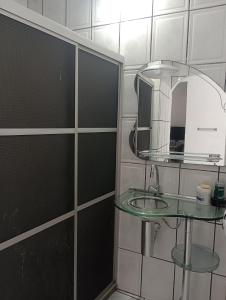 萨尔瓦多Casa ROMA的一间带玻璃水槽和镜子的浴室