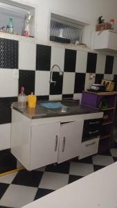 萨尔瓦多Casa ROMA的厨房设有水槽和黑白瓷砖